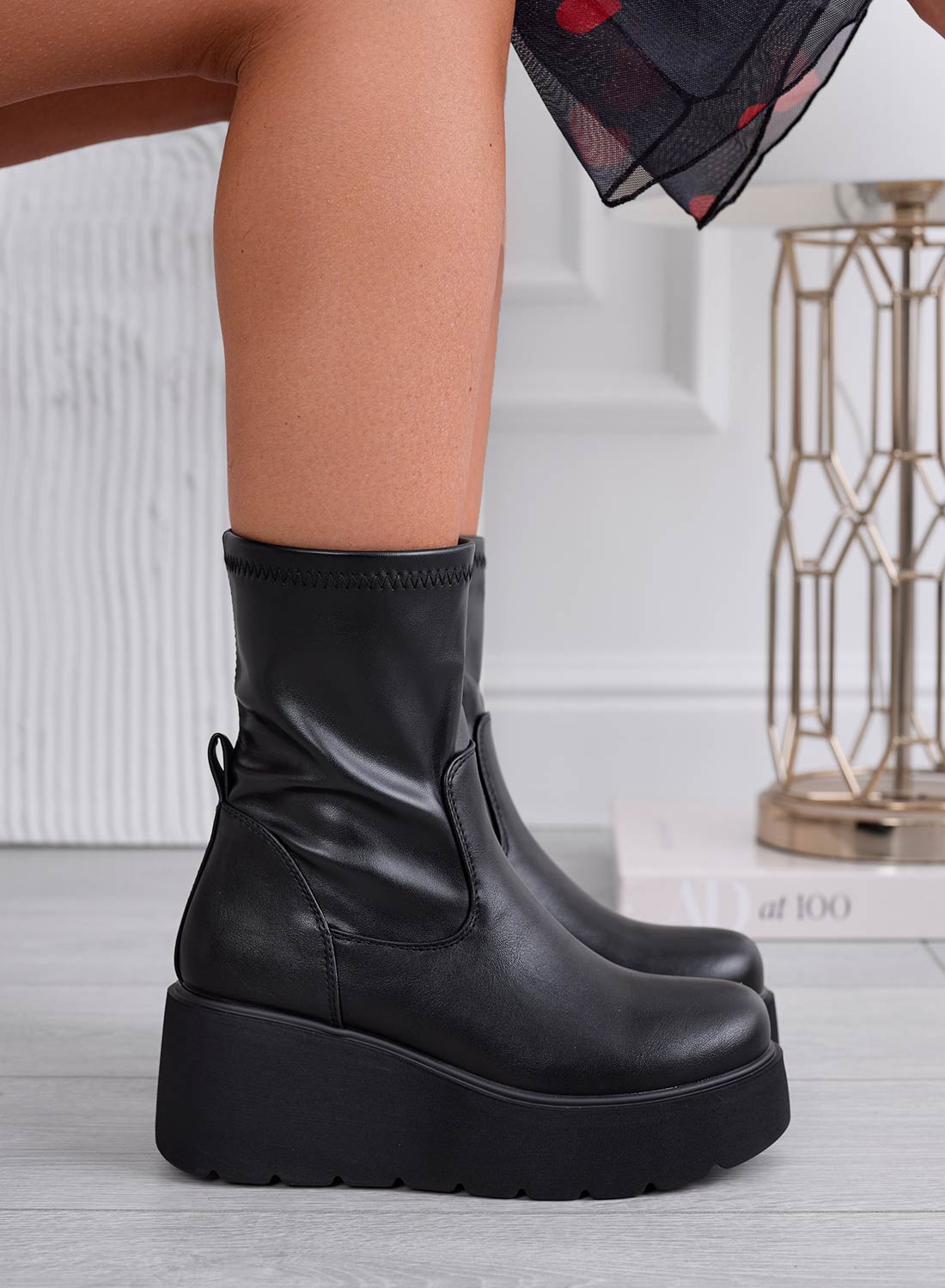 MAGGIE - Black elastic ankle boots with wedge