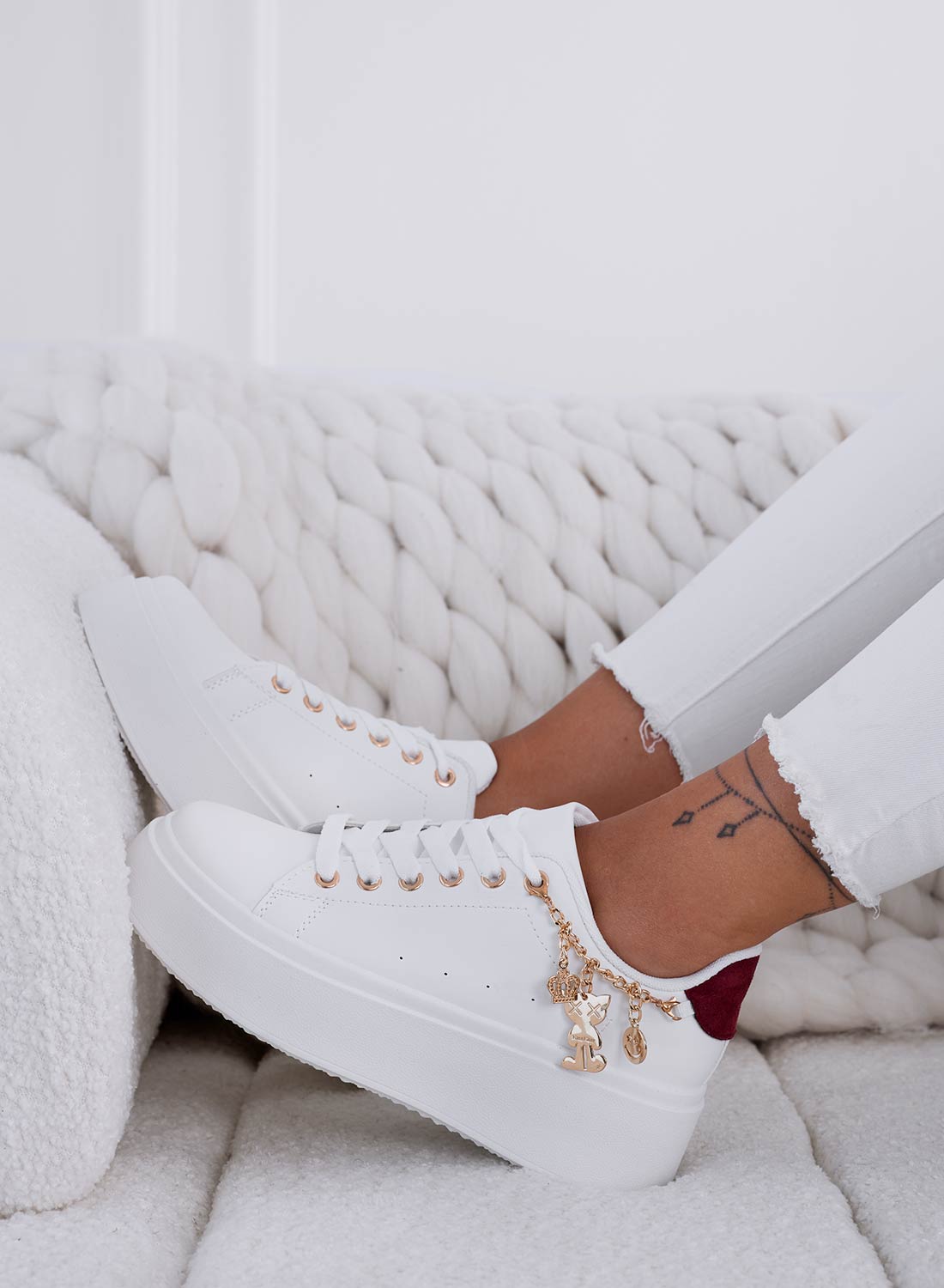 MARBELLA - White sneakers with burgundy heel and gold charms