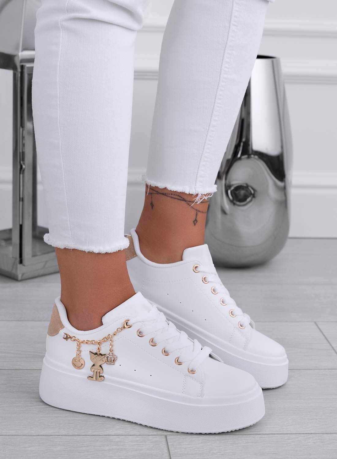 MARBELLA - White sneakers with mud-colored heel and gold charms
