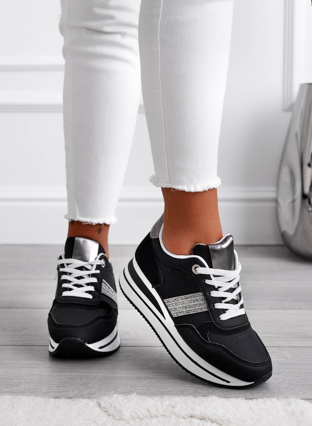 Sneakers nere con inserti e strass argento