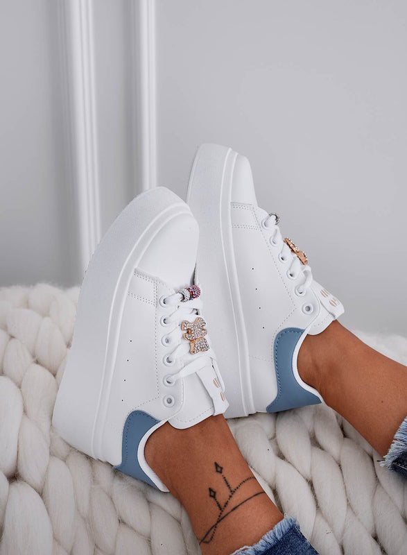 MARIANNA - Sneakers bianche con retro azzurro e teddy gioiello