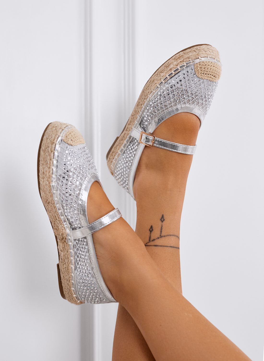 MARIKA - Espadrillas argento con strass e cinturino su suola in corda