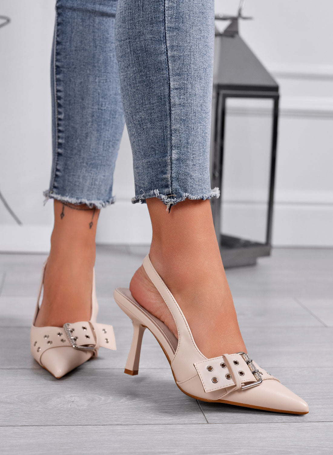 MARISOL - Décolleté slingback beige con fibbia punk