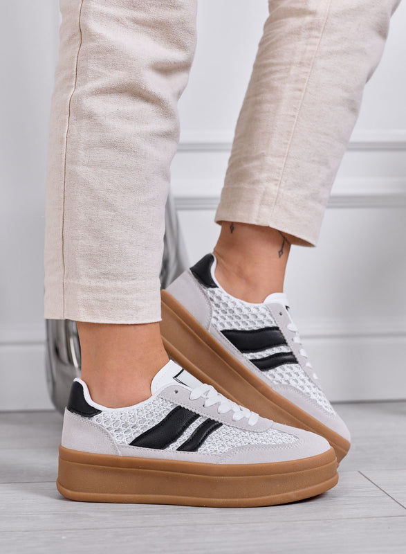 MARISOL - Zapatillas grises con detalles negros y suela de goma