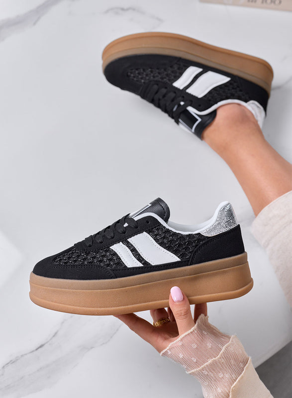MARISOL - Zapatillas negras con detalles blancos y suela de goma