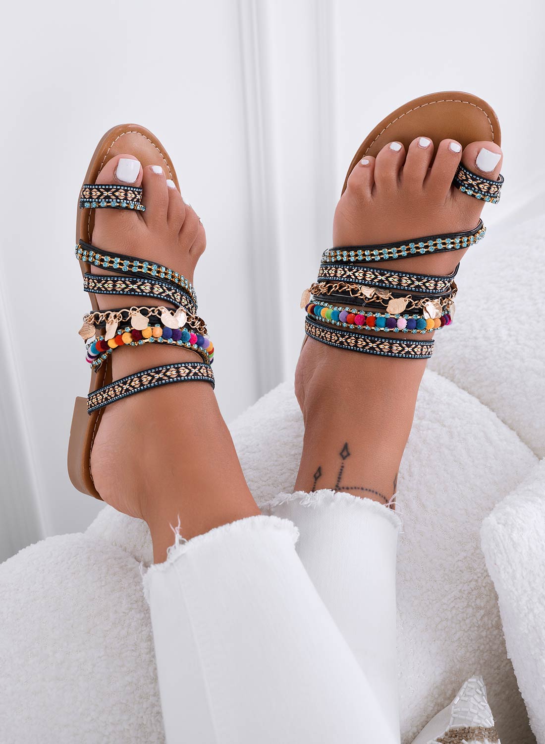 MARYLIN - Black thong sandals with straps and charms