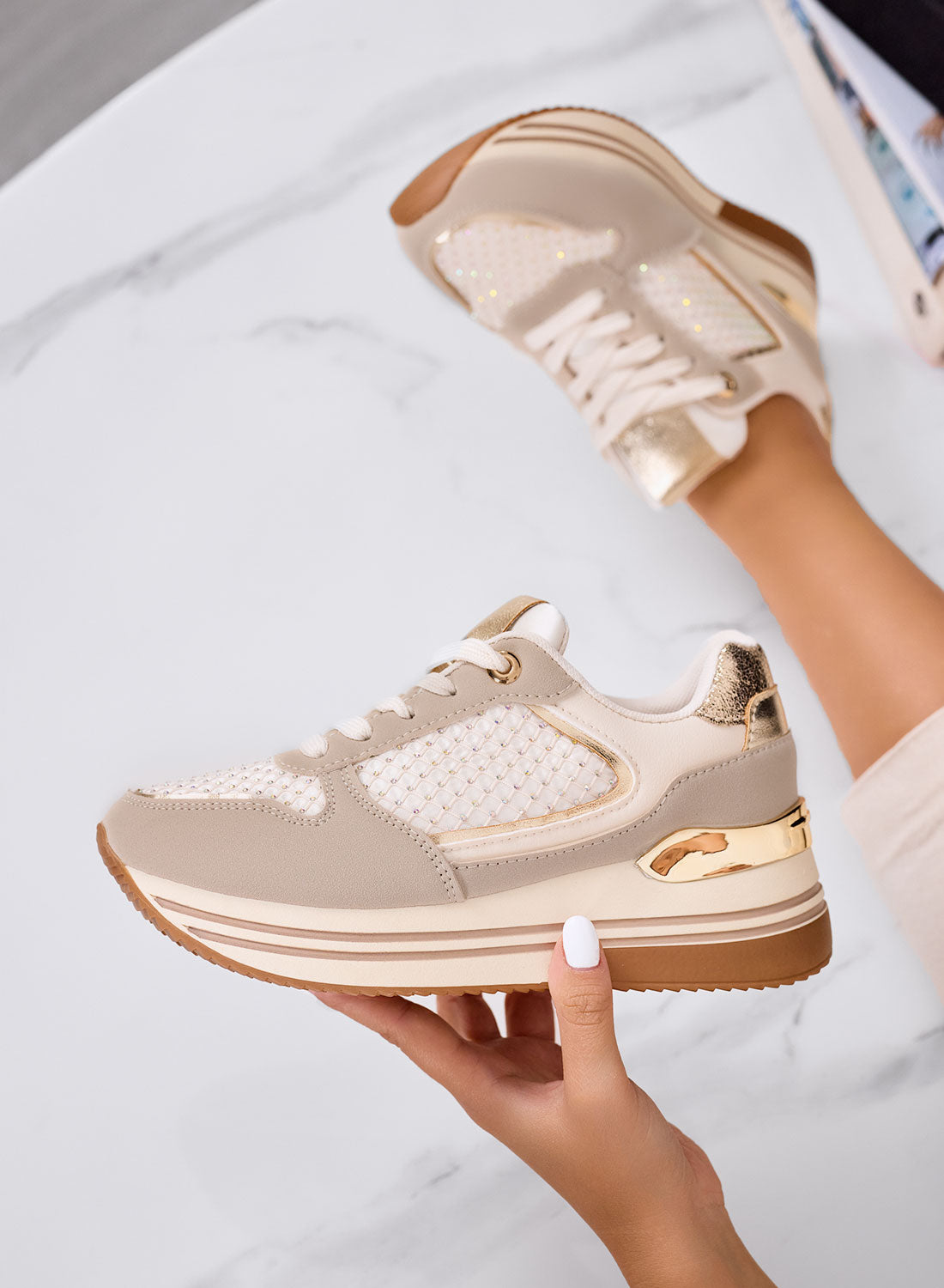 MELEK - Baskets beiges avec inserts dorés et semelle plateforme