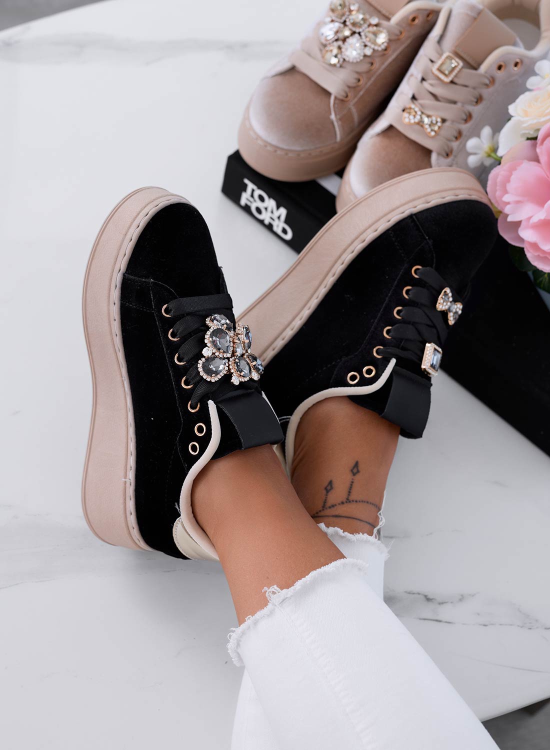 MILA - Sneakers nere in velluto con applicazione gioiello