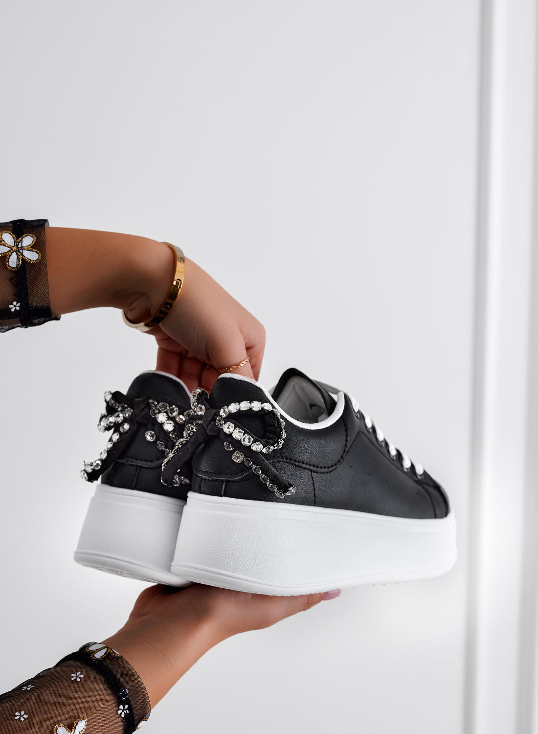 MILE - Sneakers nere con suola spessa e fiocco in strass