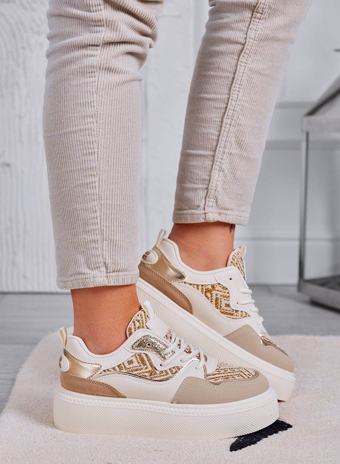 MILLY - Sneakers beige con inserti in tessuto laminato oro