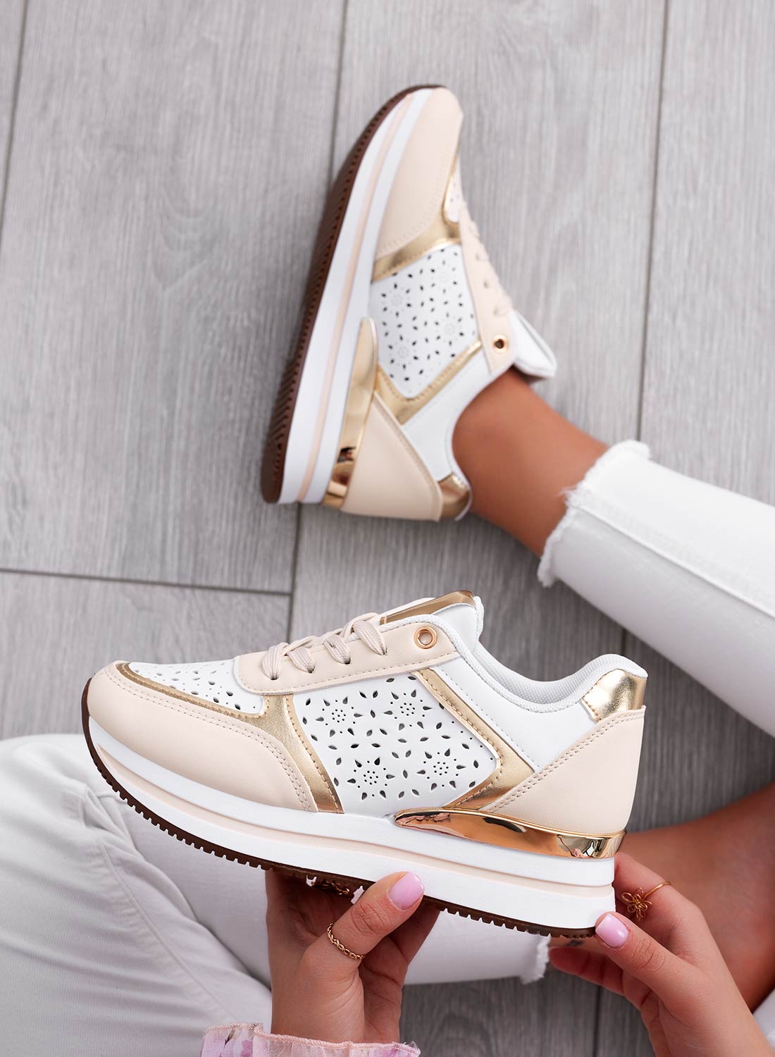 MINA - Baskets beiges perforées avec inserts dorés