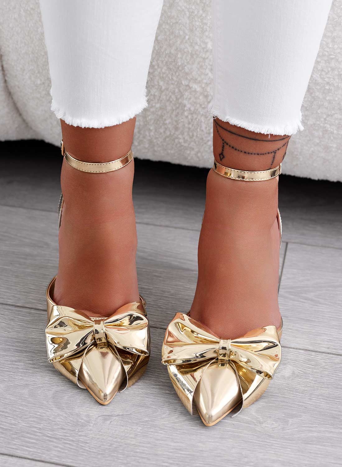 MIRABEL - Open metallic gold pumps with ankle strap and bow
