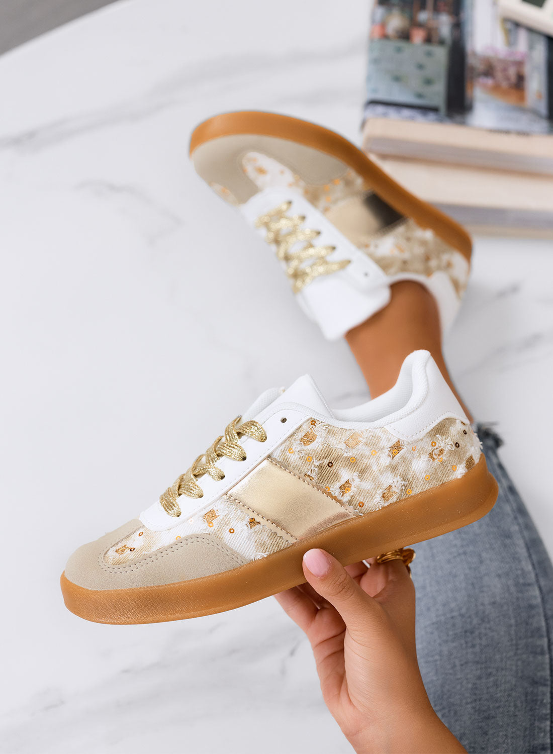 MIREA - Sneakers beige con dettagli floreali e inserti oro