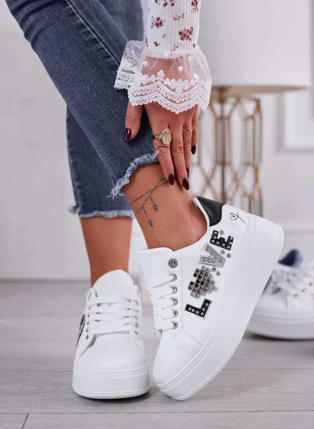 MIRTA - White sneakers with black heel and "love" inscription