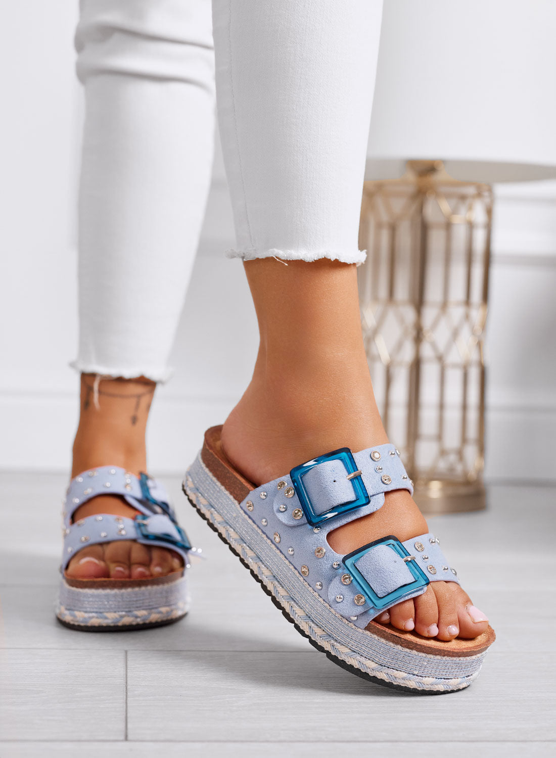 MOANA - Sandali Ciabatte azzurre platform con fibbie blu, borchie e strass
