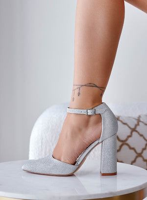 Silver laminated pumps with strap