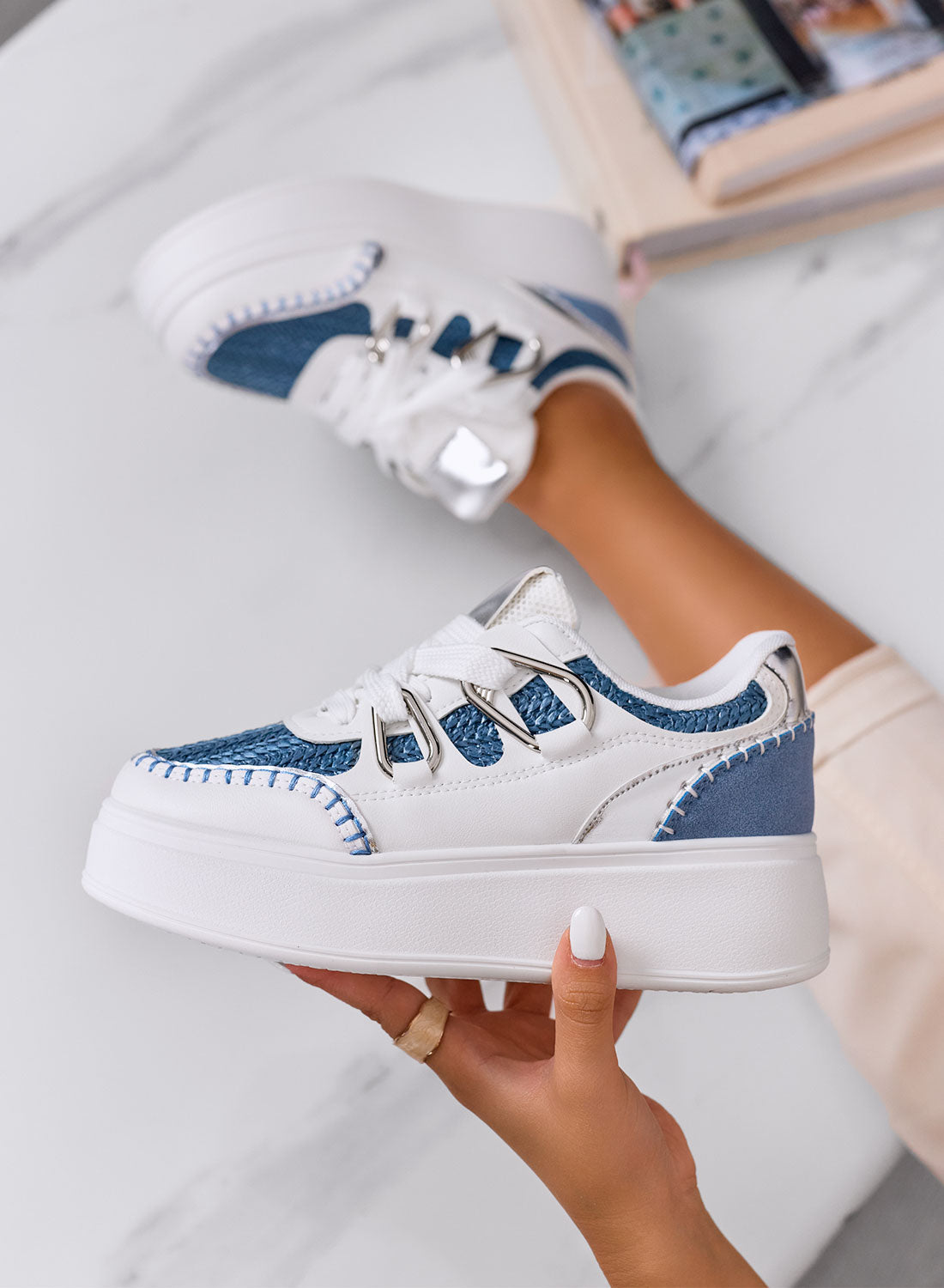 NAIROBI - Baskets blanches avec détails en corde bleue et semelle plateforme