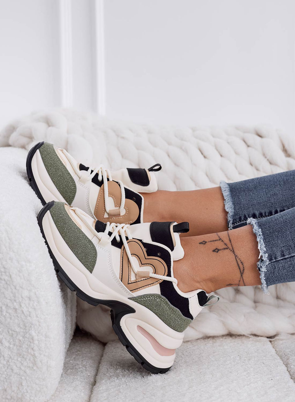 NARA - Sneakers beige con zeppa e cuore fango