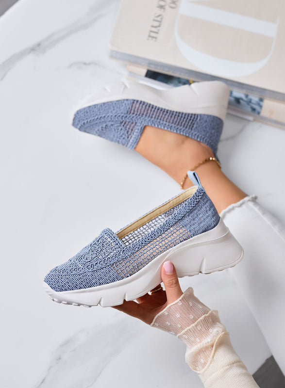 NASTIA - Mocassini azzurri Slip-on traforate in crochet con suola chunky bianca