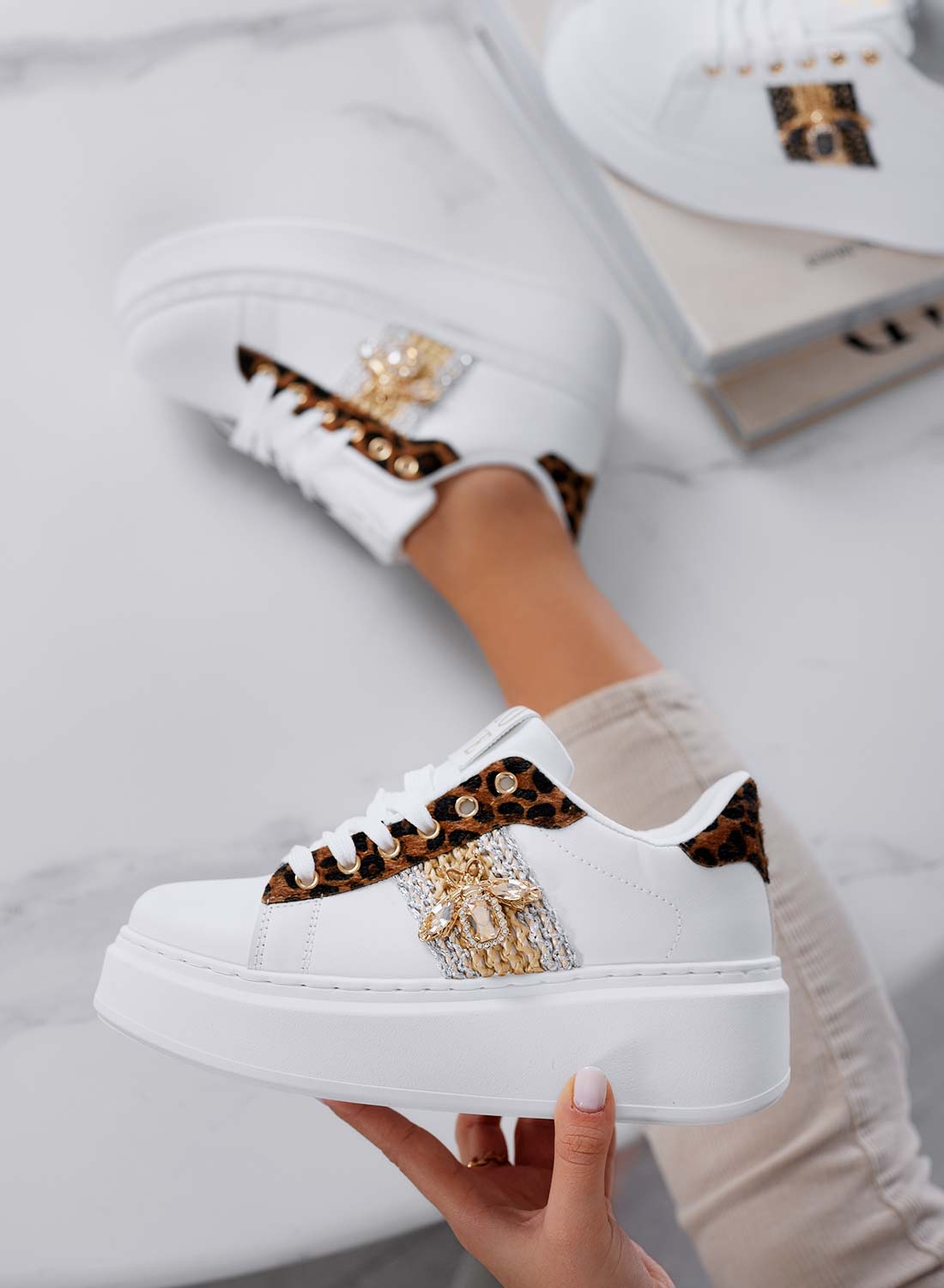 NELSON - Baskets blanches avec abeille bijou et empiècements léopard