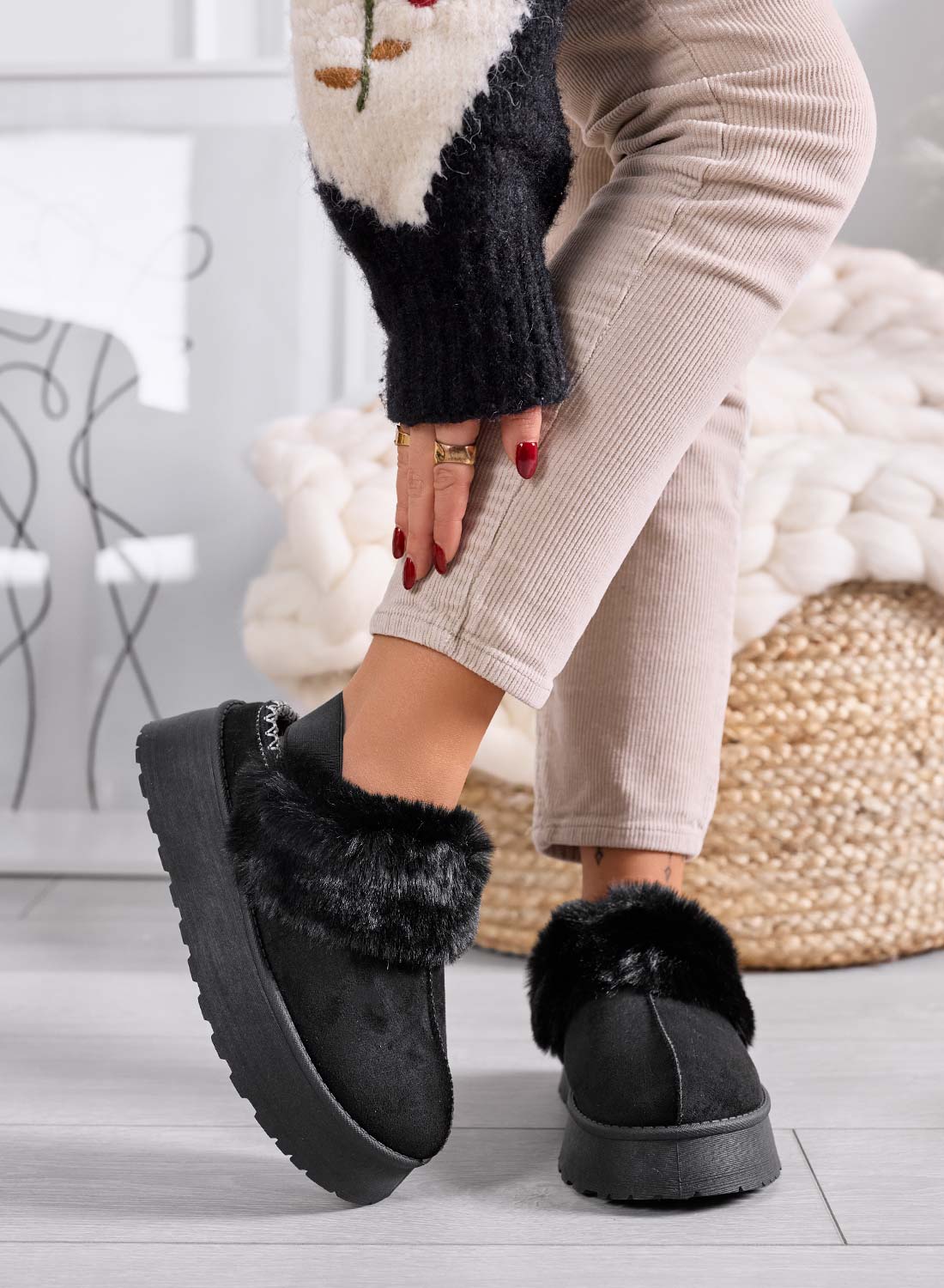 NITRA - Black slippers with synthetic fur lining and elastic band at the back