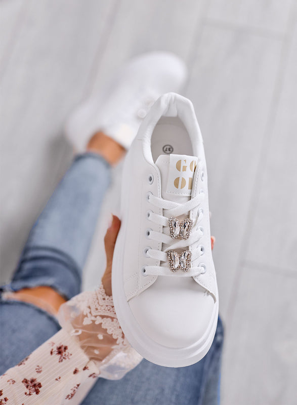 ORSINA - Zapatillas blancas con adorno de joya plateada