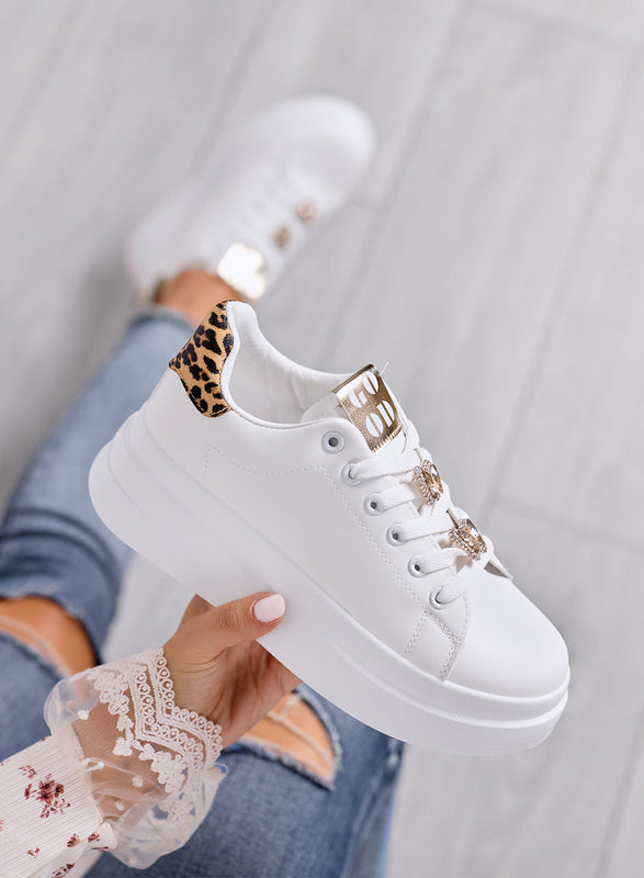 ORSINA - Zapatillas blancas con apliques de joya y parte trasera animal print