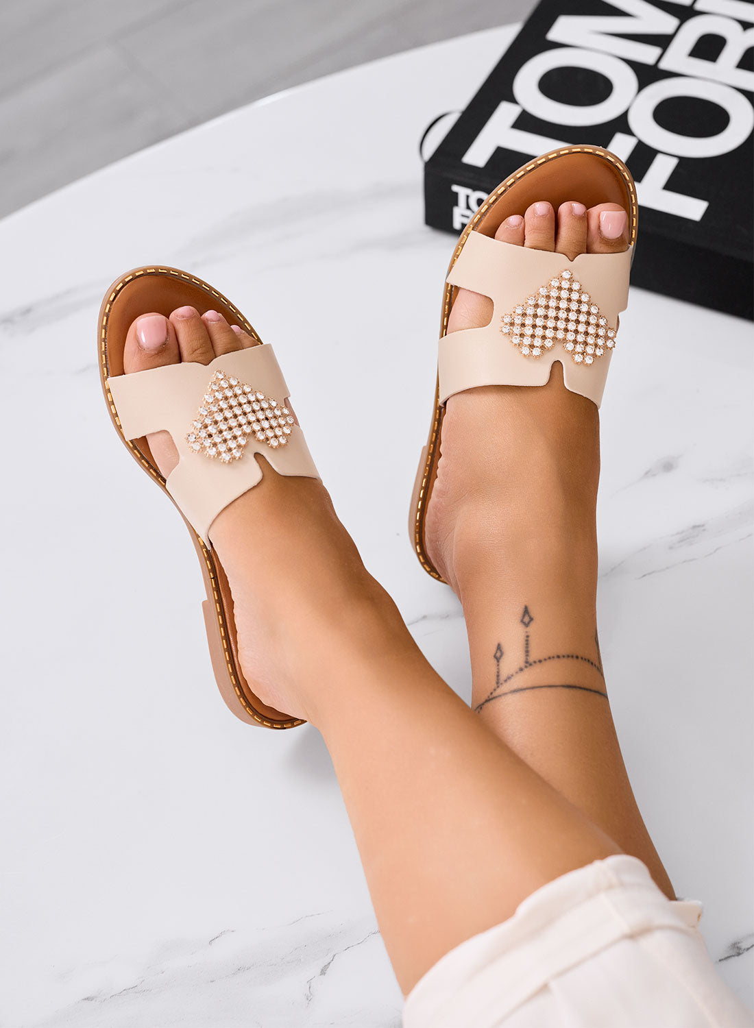PATRIZIA - Sandali beige Ciabatte con cuore gioiello