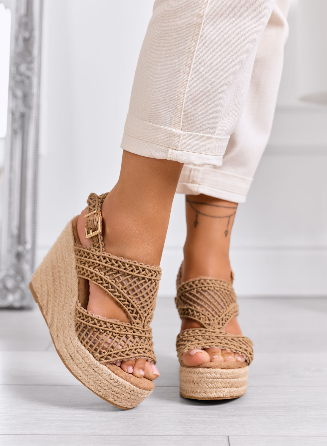 PEARL - Sandales taupe avec semelle compensée en corde et tressage crochet