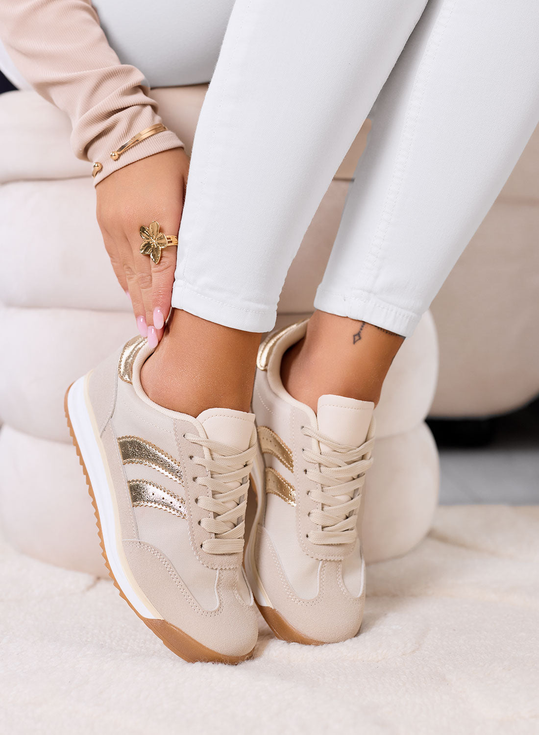 PIERA - Sneakers beige in tessuto con dettagli oro e suola in gomma