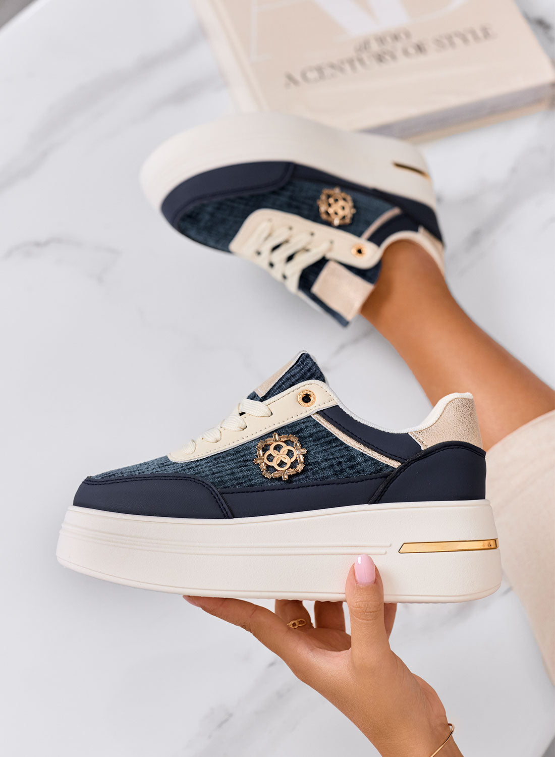 PILAR - Sneakers blu con dettagli oro e suola platform