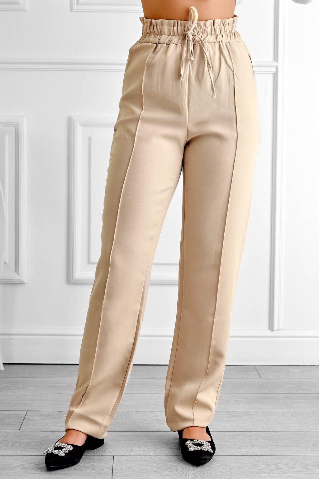 Pantalone beige con molla e laccio in vita