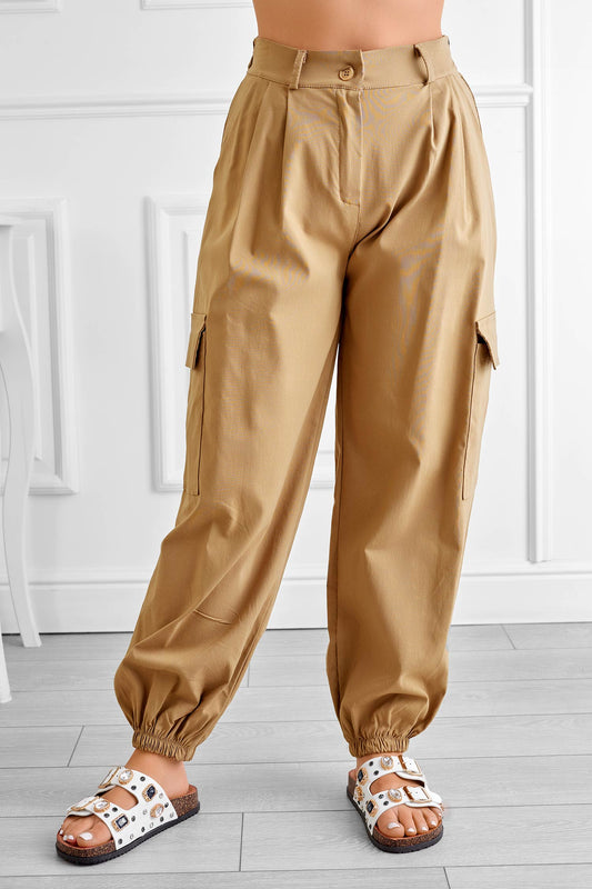 Pantalone cargo beige con tasche sui lati