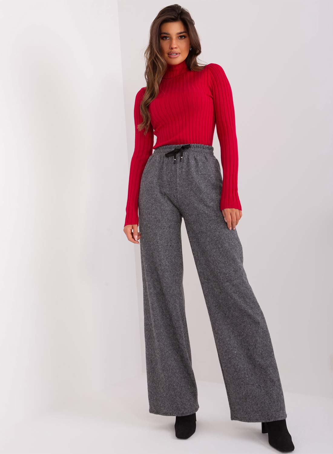 Gray pants with elastic and drawstring waist