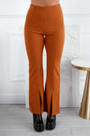 Pantalon camel évasé avec fente frontale