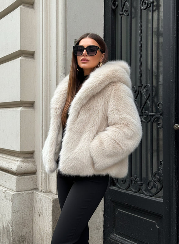 Giacca beige in ecopelliccia con cappuccio