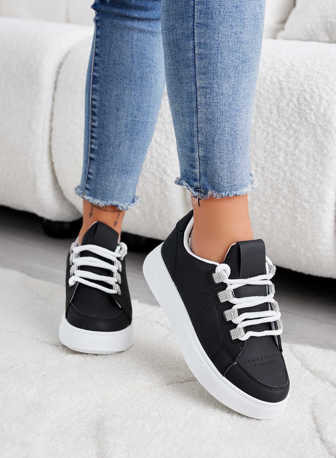 Sneakers nere con inserti in strass