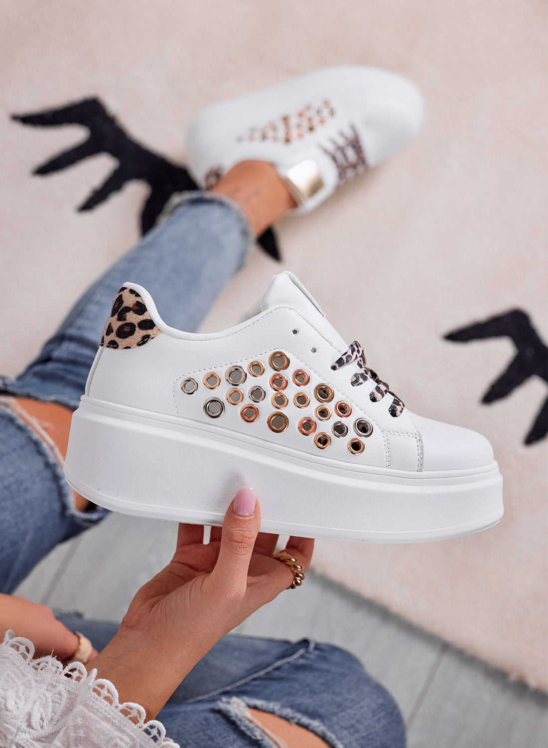 RAFFAELLA - Sneakers bianche traforate con occhielli e inserti maculati