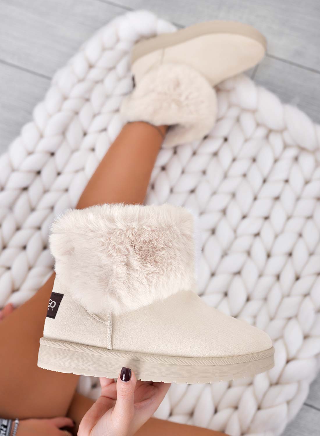 Beige ankle boots lined with faux fur
