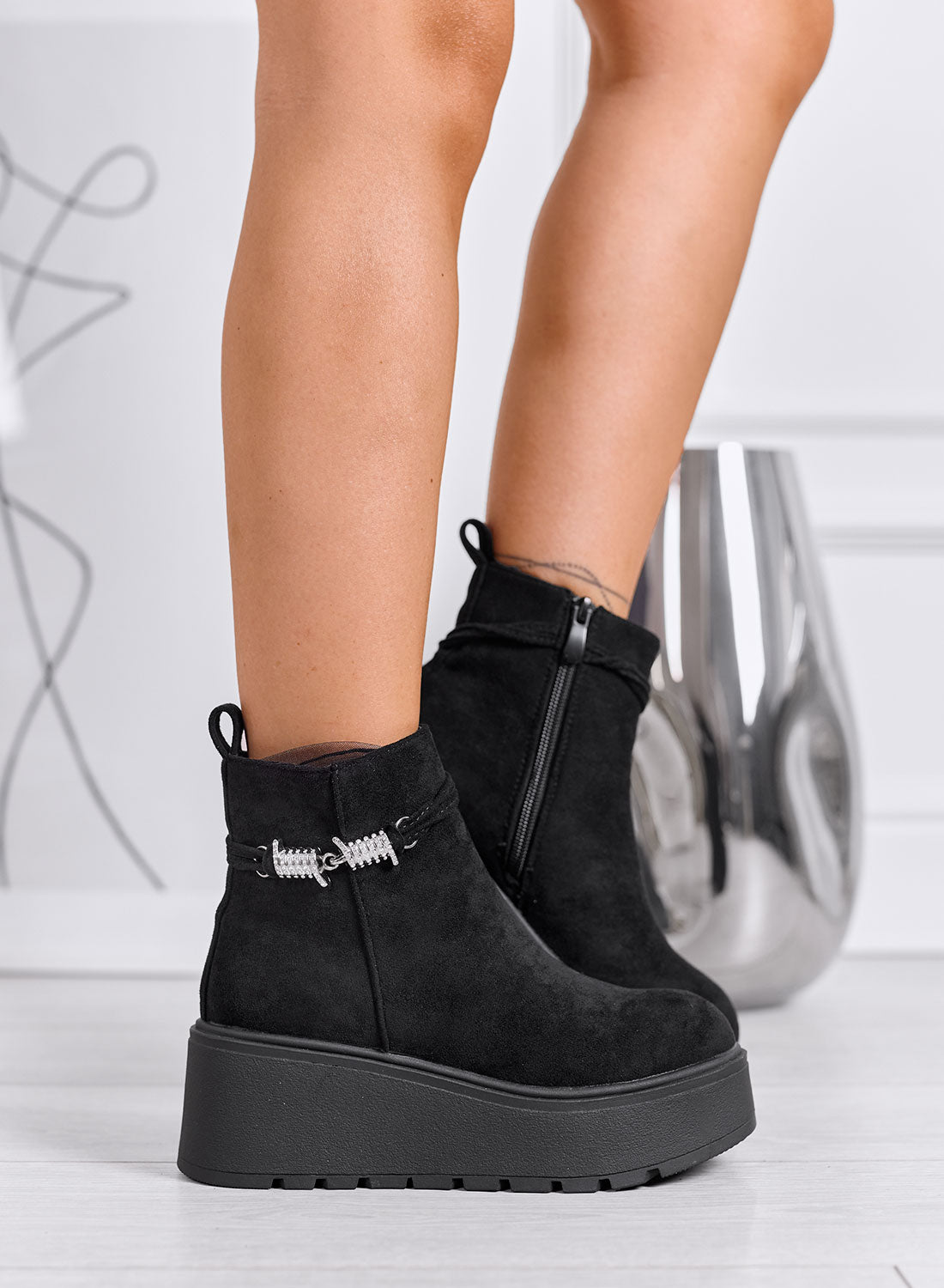 RITA - Bottines noires à semelle épaisse et détail bijou
