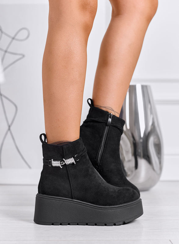 RITA - Bottines noires à semelle épaisse et détail bijou