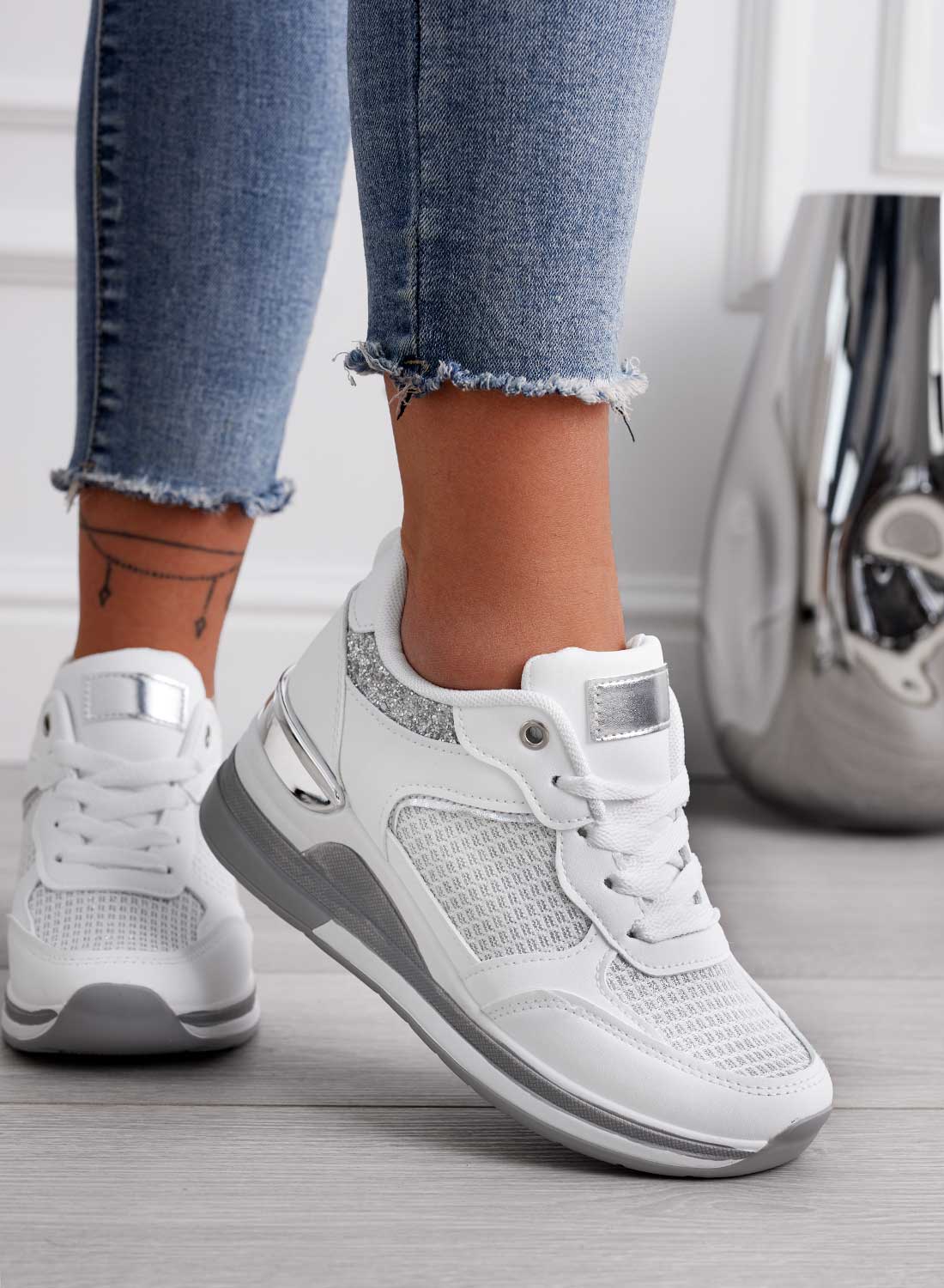 RIVET - Sneakers bianche con inserti glitter argento