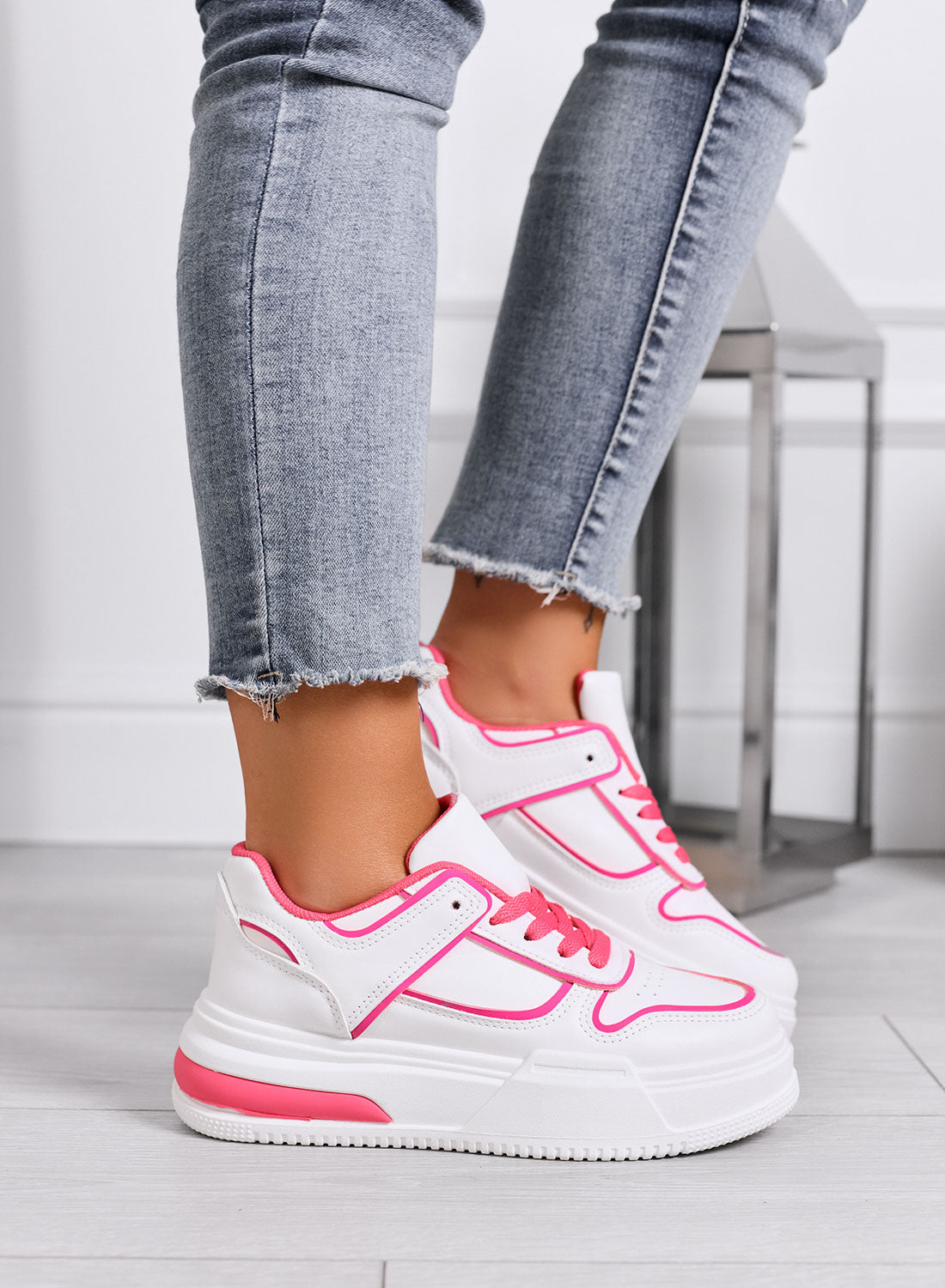 ROBBIE - White sneakers with laces and fuchsia edges