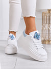 RONNIE - Sneakers bianche platform con maxi fiore gioiello azzurro