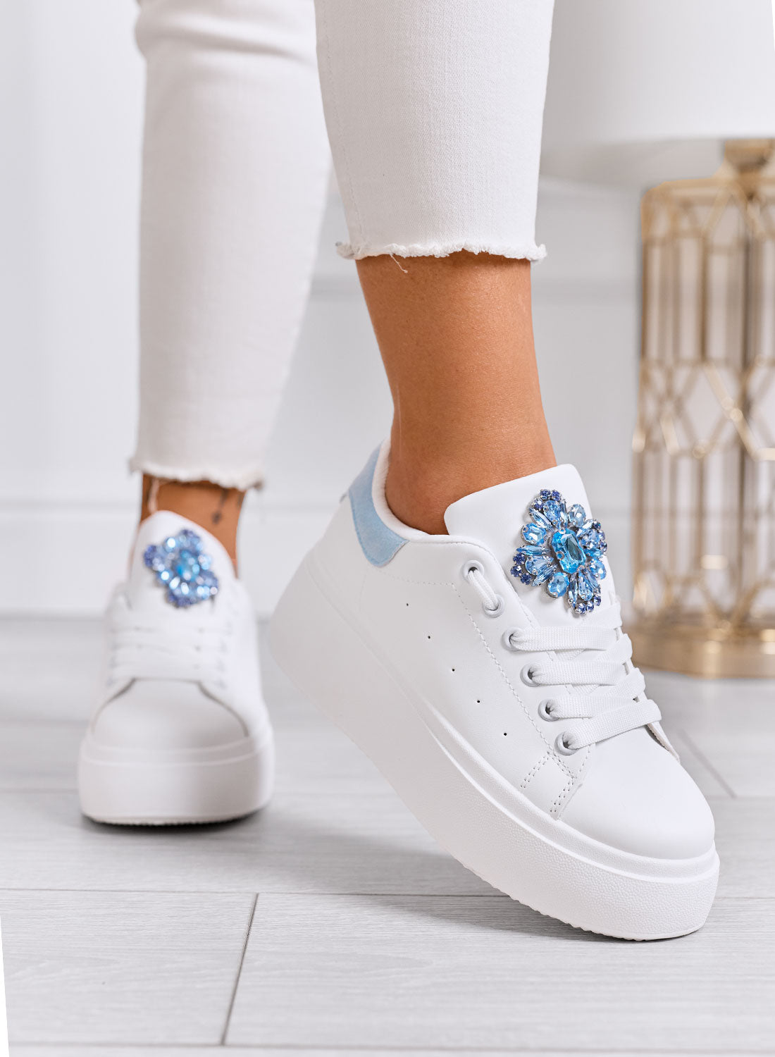 RONNIE - Sneakers bianche platform con maxi fiore gioiello azzurro