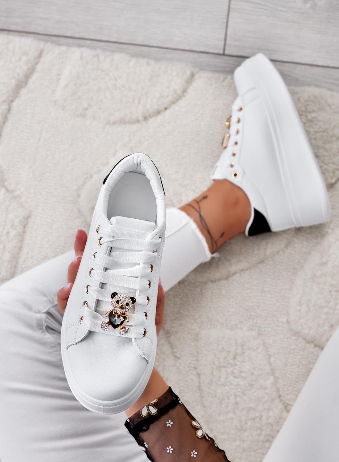 Baskets blanches avec talon noir et ourson bijou