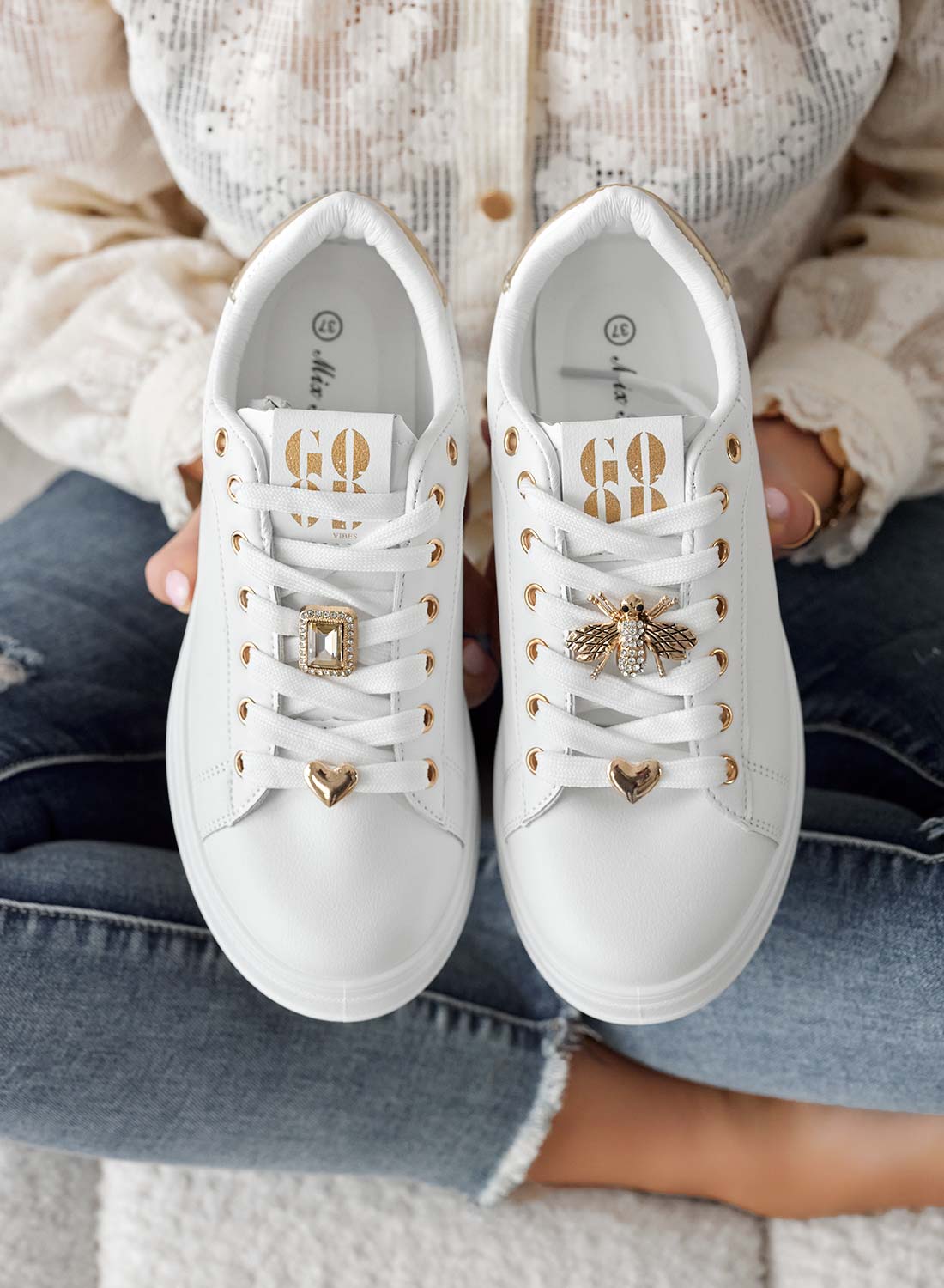 Sneakers bianche con applicazioni gioiello e retro oro