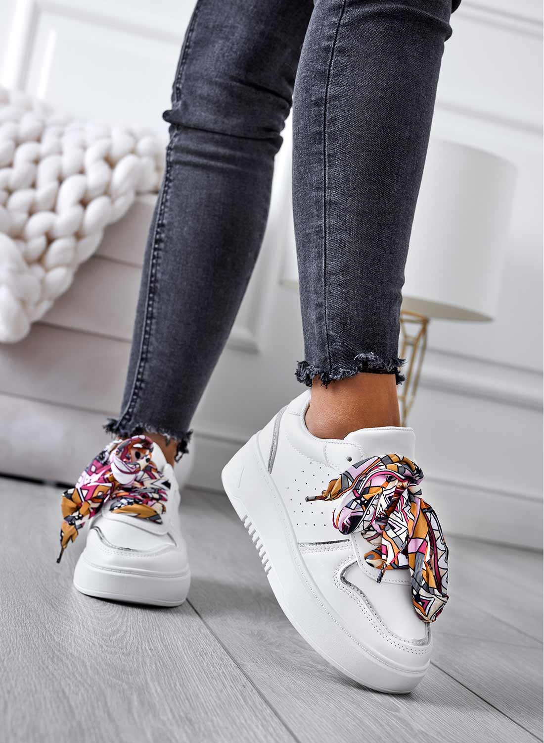 Baskets blanches avec lacets en tissu multicolore