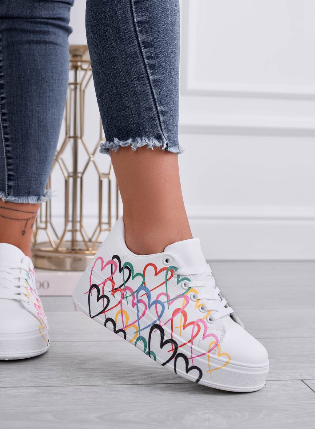 SHEBA - Sneakers bianche con fantasia cuori multicolor