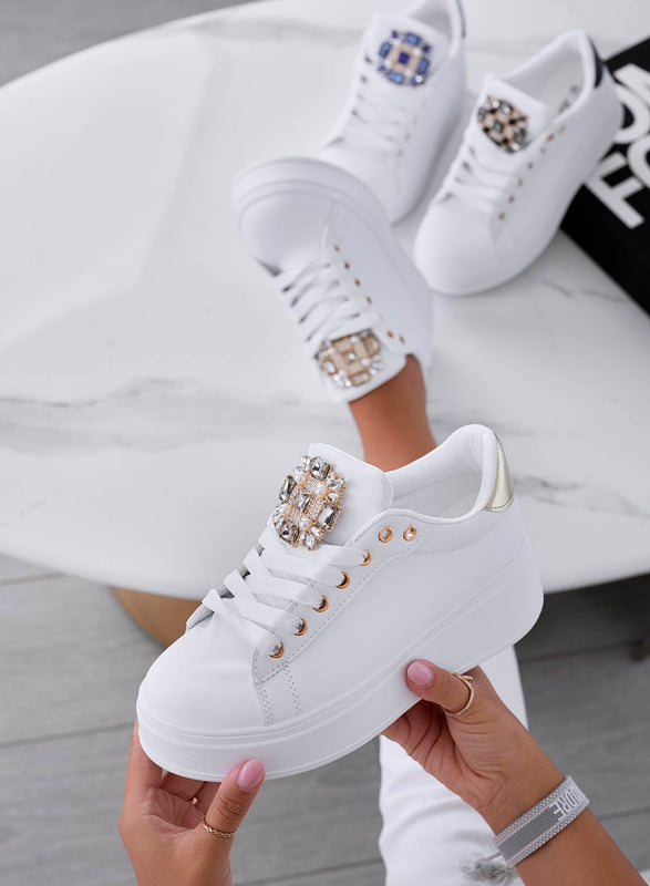 SOPHIE Sneakers bianche con applicazione gioiello e retro oro Alexoo